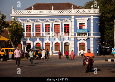 Kolonialgebäude am Kirchplatz in Panaji oder Panjim, Goa, Indien, Asien Stockfoto