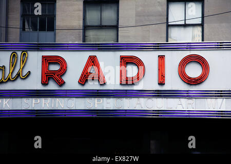 Es ist ein Foto von einem das Wort RADIO auf der Vorderseite eines Gebäudes in New York City. Es ist in roter Farbe mit Neonlicht gemacht. Stockfoto