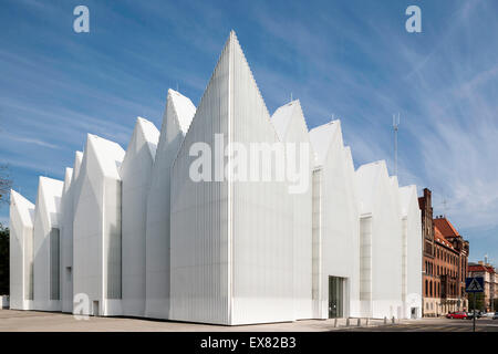 Ecke Höhe mit Zick-Zack-Dachprofil gegen klaren Himmel. Stettiner Philharmonie, Stettin, Polen. Architekt: Estudio Ba Stockfoto