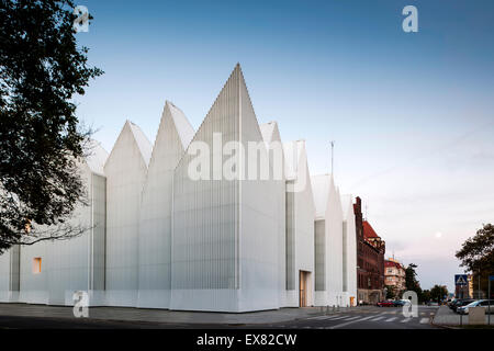 Ecke Höhe mit Zick-Zack-Dachprofil gegen Dämmerung Himmel. Stettiner Philharmonie, Stettin, Polen. Architekt: Estudio Bar Stockfoto