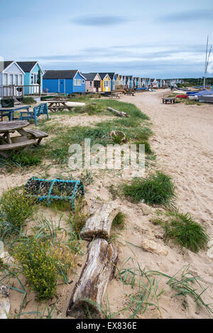 Landschaftsbild von Mudeford Spieß Strandhütten an Sommerabenden Stockfoto