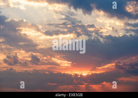 Sommer Sonnenuntergang mit schönen bewölkten Himmel Stockfoto