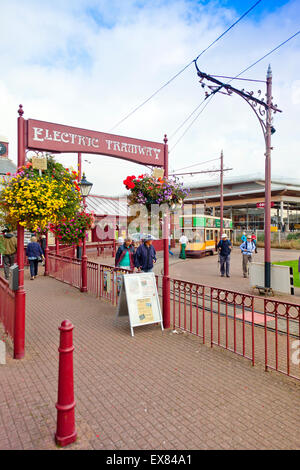 Die vielen bunten Replik Straßenbahnen an der Seaton Endstation der Seaton Tramway, Devon, England, UK Stockfoto