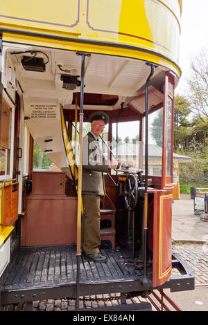 Der Fahrer des Leeds Straßenbahn von 1926 an der nationalen Straßenbahnmuseum Crich, Derbyshire, UK Stockfoto