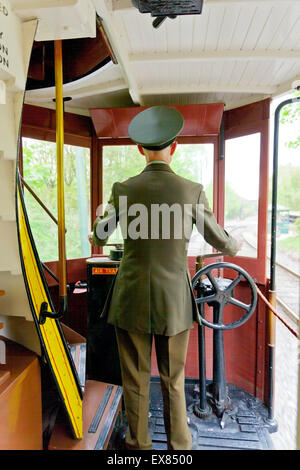 Der Fahrer des Leeds Straßenbahn von 1926 an der nationalen Straßenbahnmuseum Crich, Derbyshire, UK Stockfoto