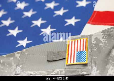 USA-Armee einheitlich über amerikanische Flagge - Studio gedreht Stockfoto