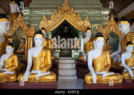 Buddha-Statuen, Shwedagon-Pagode, Yangon, Myanmar Stockfoto