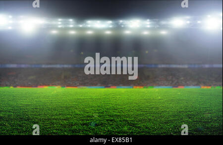 Fußball auf dem Spielfeld des Stadions mit Licht Stockfoto