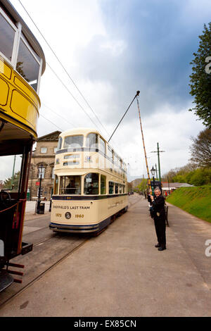 Der Dirigent die letzte Straßenbahn bis auf Sheffield Straßen zu laufen, im Jahr 1960 an der nationalen Straßenbahnmuseum Crich, Derbyshire, UK Stockfoto