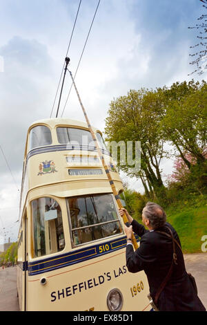 Der Dirigent die letzte Straßenbahn bis auf Sheffield Straßen zu laufen, im Jahr 1960 an der nationalen Straßenbahnmuseum Crich, Derbyshire, UK Stockfoto