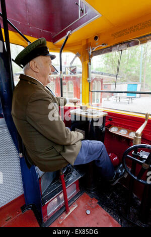 Der Fahrer die letzte Straßenbahn bis auf Sheffield Straßen zu laufen, im Jahr 1960 an der nationalen Straßenbahnmuseum Crich, Derbyshire, UK Stockfoto