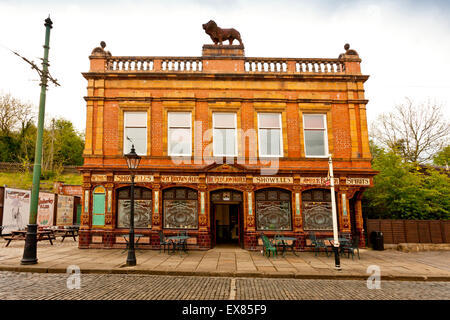 Das umgebaute Red Lion Hotel auf der gepflasterten Straße an der nationalen Straßenbahnmuseum Crich, Derbyshire, UK Stockfoto