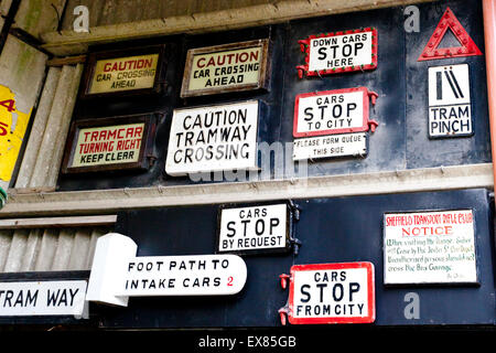 Eine Auswahl von Verkehrszeichen gesehen in den Städten mit einer Straßenbahn an der nationalen Straßenbahnmuseum Crich, Derbyshire, UK Stockfoto