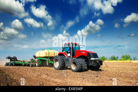 Traktor in einem Feld pflügen Stockfoto