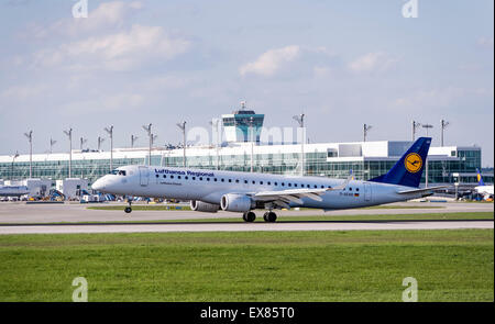 Lufthansa Jet, Embraer ERJ-195-200LR, Registrierungsnummer D-AEMD, landet auf dem Flughafen München, München, Bayern, Oberbayern Stockfoto