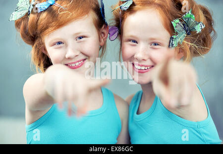 Porträt von zwei fröhliche Rothaarige Zwillingsschwestern Stockfoto