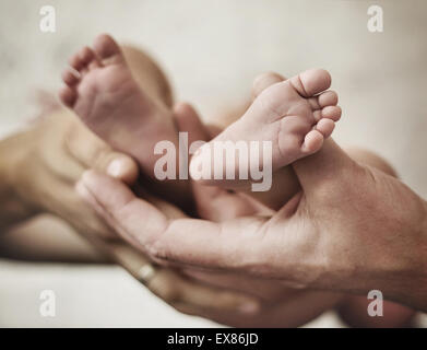 Darstellung der Eltern Golding ein Baby Füßchen Stockfoto