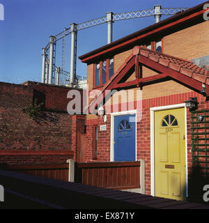 Viktorianische Gasholder hinter neuen Build Vorortsheimen. Liverpool Stockfoto