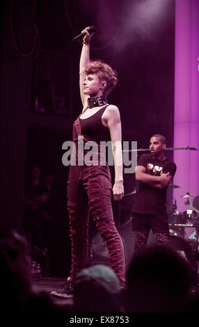 Moskau, Russland - 29. Januar 2015: Kiesza Gesang an HP-Musik-Event in Yotaspace Nachtclub Stockfoto