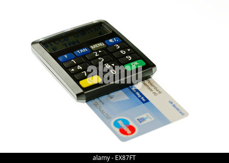 Elektronische Tan Pin Generator mit Karte auf weißem Hintergrund Stockfoto