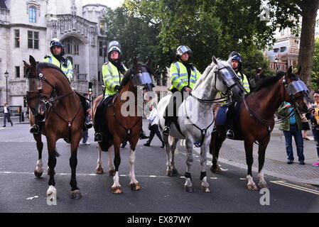 London, UK, 8. Juli 2015: Hunderte von Demonstranten vor allem junge Studenten Protest gegen Osborne Notfall Budget greift Sparkurs. Das angreifen, die armen kranken und deaktivieren und Studenten und jungen Menschen landen auf der Straße, die sie, #EndAusterityNow am Parliament Square, London fordern. Foto: Credit: siehe Li/Alamy Live News Stockfoto