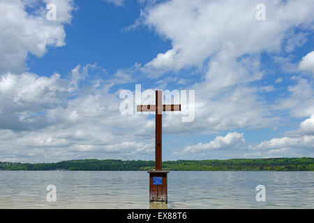 Gedenkstätte Kreuz für König Ludwig II im Starnberger See, Berg, Upper Bavaria, Bavaria, Germany Stockfoto