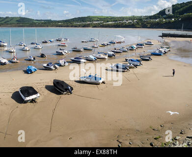 Boote und Yachten geschleppt bis an den Strand an einem sonnigen Sommertag in New Quay, Ceredigion, Wales Stockfoto