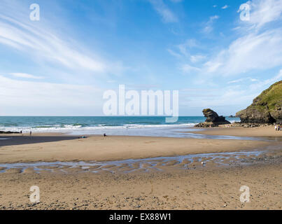 Der Strand von Llangrannog, Ceredigion, Wales an einem sonnigen Sommertag zeigt die ungewöhnliche Felsformation des Carreg Bica Stockfoto