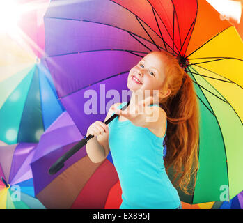 Fröhliche Rothaarige Mädchen mit Regenschirm Stockfoto