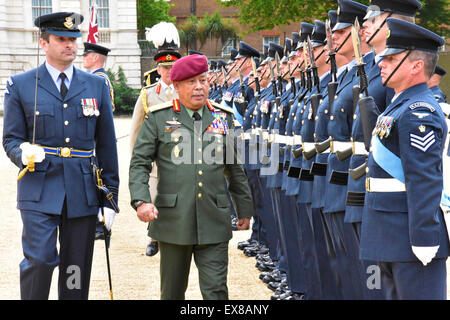 London, UK. 8. Juli 2015. Squadron Leader Richard Evans von der Queen Farbe Squadron, Royal Air Force begleitet der malaysischen Chef der Streitkräfte, General Tan Sri Dato' Sri Zulkifeli Mohd Zin zu inspizieren die Guard of Honour bei der Horse Guards Parade, London, 8. Juli 2015 Credit: Rösli Othman/Alamy Live News Stockfoto