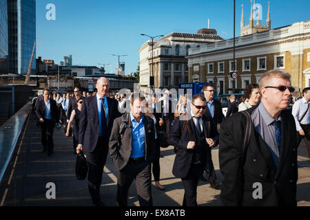 London, UK. 9. Juli 2015. Pendler, die zu Fuß zur Arbeit am Morgen des Londoner U-Bahn-Streik. London Transport Streik 9. Juli 2015. London, UK. Bildnachweis: Matthew Aslett/Alamy Live-Nachrichten Stockfoto