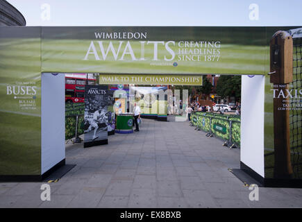 Wimbledon, London UK. 9. Juli 2015. Business as usual bei Wimbledon Station trotz der u-Bahn-Streik. Besucher der Wimbledon Tennis Championships sind relativ unberührt, wie SW Zusatzleistungen von central London Wimbledon Durchgangsbahnhof, auch auf der Hauptstrecke Züge. Bildnachweis: Malcolm Park Leitartikel/Alamy Live-Nachrichten Stockfoto