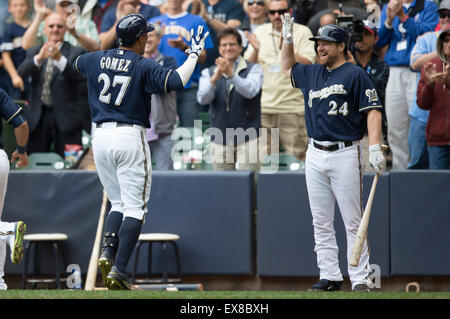 Milwaukee, WI, USA. 8. Juli 2015. Milwaukee Brewers erster Basisspieler Adam Lind #24 gratuliert Milwaukee Brewers Center Fielder Carlos Gomez #27 auf seine drei laufen Homer während Brauer Besitzer Mark Attanasio von der Tribüne während der Major League Baseball Spiel zwischen den Milwaukee Brewers und den Atlanta Braves im Miller Park in Milwaukee, Wisconsin Uhren. Brauer besiegte die Braves 6-5. John Fisher/CSM/Alamy Live-Nachrichten Stockfoto