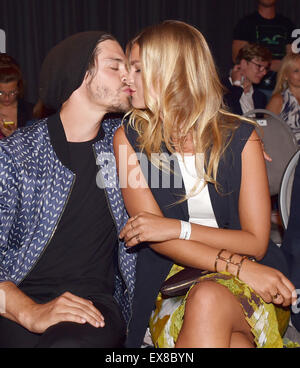 Berlin, Deutschland. 8. Juli 2015. Britischer Schauspieler Tom Payne küsst seine Freundin, schwedische Jennifer Akerman, zu modellieren, da sie die Offsite Runway Show von Kilian Kerner auf der Mercedes-Benz Fashion Week in Berlin, Deutschland, 8. Juli 2015 teilnehmen. Während der Berlin Fashion Week vom 07. bis 10. Juli werden die Kollektionen für Frühjahr/Sommer 2016 vorgestellt. Foto: Jens Kalaene/Dpa/Alamy Live News Stockfoto