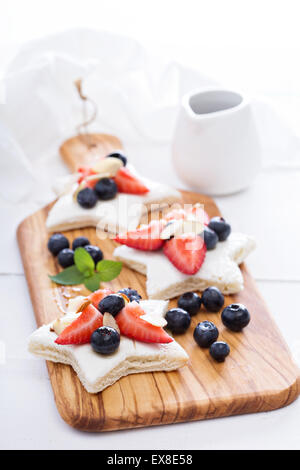 Sternförmig Sandwiches mit Beeren, Mandeln und Frischkäse Stockfoto