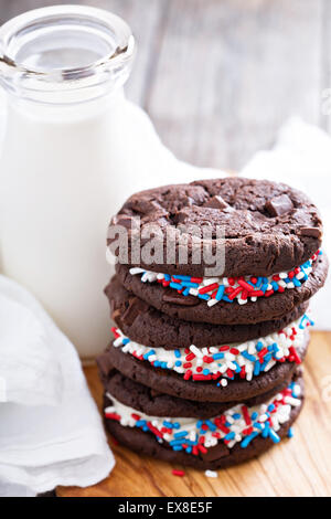 Mit cremigen Füllung und Milch-Schokolade Sandwich-Plätzchen Stockfoto