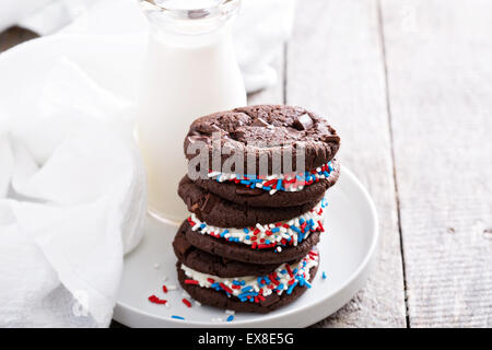 Mit cremigen Füllung und Milch-Schokolade Sandwich-Plätzchen Stockfoto