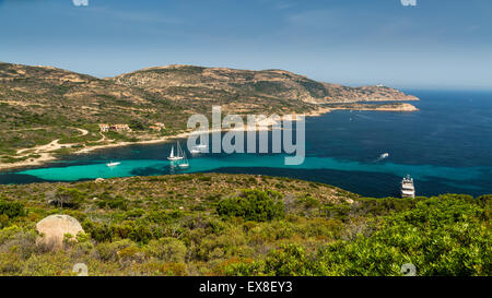 Yachten und Boote ankern in der türkisfarbenen Golf von Revellata im Mittelmeer in der Nähe von Calvi auf Korsika Stockfoto