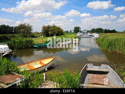 Ein Blick auf Boote vertäut in einem kleinen Deich am Martham Fähre, Norfolk, England, Vereinigtes Königreich. Stockfoto