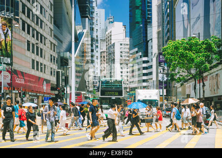 Kreuzung der Causeway Bay in Hongkong an einem sonnigen Tag. Stockfoto