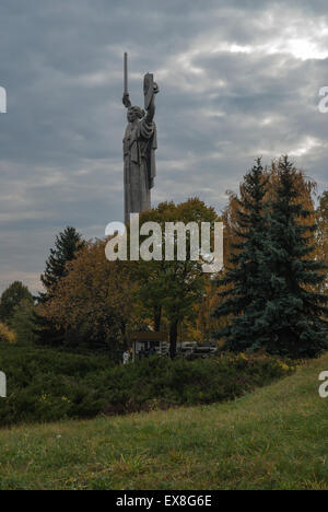 Rodina Mat, Statue des Vaterlandes, Kiew, Ukraine im Herbst Stockfoto