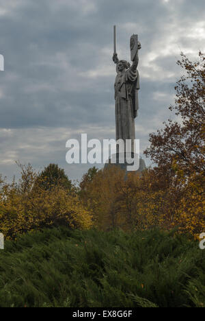 Rodina Mat, Statue des Vaterlandes, Kiew, Ukraine im Herbst Stockfoto