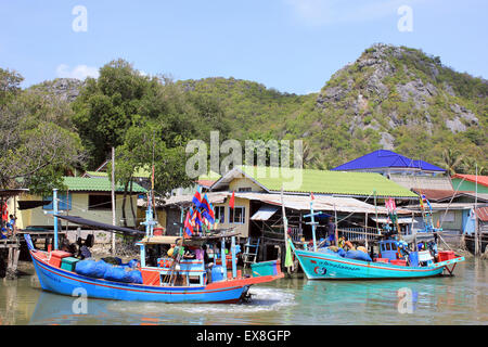 Bunte Fischerboote In Ban Bang Pu Dorf, Sam Roi Yot Nationalpark Thailand Stockfoto