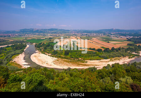 Italien-Piemont-Langhe-Barbaresco-Blick vom Fluss Tanaro vom Turm Stockfoto