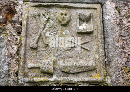 Alte Grabsteine in der St Clements Kirche im Rodel, Isle of Harris, äußeren Hebriden, Schottland, UK und alten 15. Jahrhundert Kirche gebaut für die Chefs der Clan Macleods Stockfoto