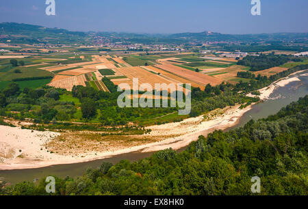 Italien-Piemont-Langhe-Barbaresco-Blick vom Fluss Tanaro vom Turm Stockfoto