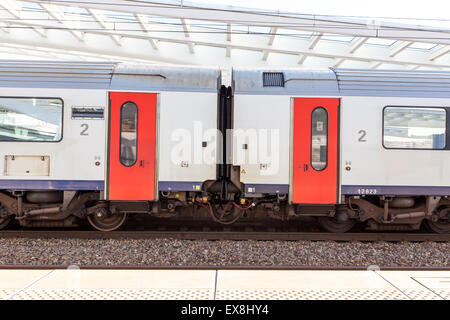 Schließen Sie in der Bahn Bahnhof warten ein Zug Whit Türen Stockfoto