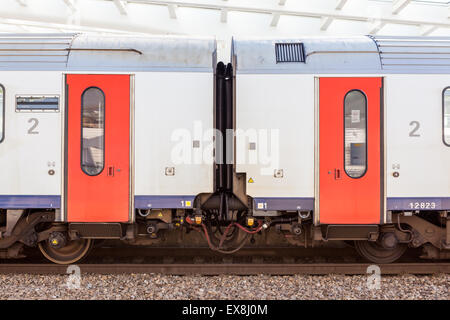 Schließen Sie in der Bahn Bahnhof warten ein Zug Whit Türen Stockfoto