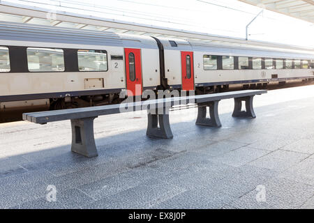 im Zug Bahnhof warten ein Zug Whit schließen Türen und vorne einen Stein Stuhl Stockfoto