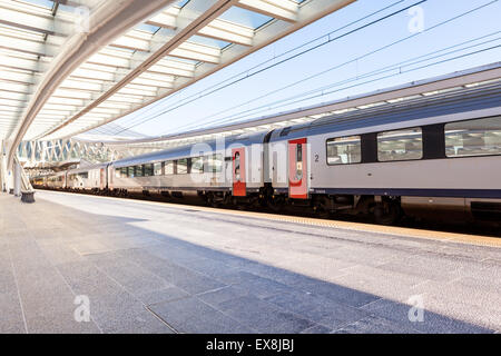 Schließen Sie in der Bahn Bahnhof warten ein Zug Whit Türen Stockfoto